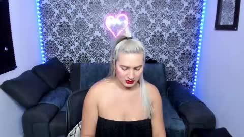 Snapshot of jdstudio chatting on 10-18-25, 04:04 . Julianita y Valery . online show from 10-18-25, 04:04