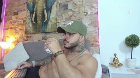 Snapshot of jean_lopez chatting on 09-28-25, 06:19 Jean axelcrow Modelo Independiente online show from 09-28-25, 06:19