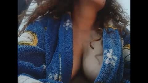 Snapshot of jeans_and_emma chatting on 09-19-25, 01:01 jeans_and_emma online show from 09-19-25, 01:01