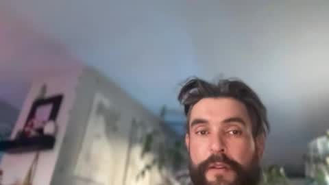 Snapshot of jellyfishfun chatting on 12-04-25, 11:35 Guy Jones online show from 12-04-25, 11:35