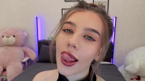 Snapshot of jenie_fire chatting on 10-15-25, 01:22 Dolly online show from 10-15-25, 01:22