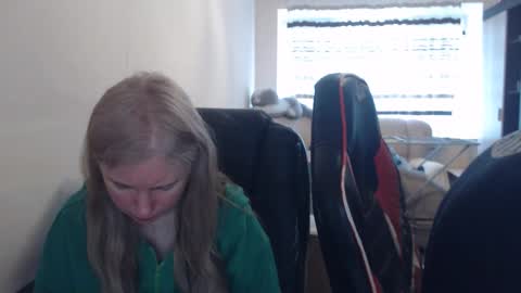 Snapshot of jenisandpeter chatting on 04-18-26, 06:50 JenisAndPeter online show from 04-18-26, 06:50