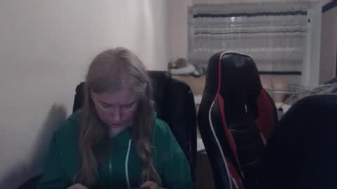 Snapshot of jenisandpeter chatting on 04-18-26, 06:56 JenisAndPeter online show from 04-18-26, 06:56