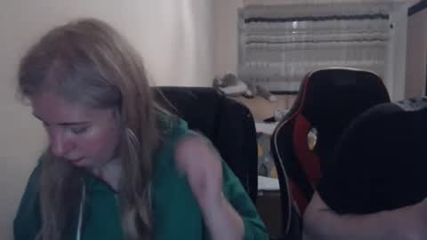 Snapshot of jenisandpeter chatting on 04-18-26, 07:07 JenisAndPeter online show from 04-18-26, 07:07