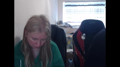 Snapshot of jenisandpeter chatting on 04-21-26, 05:25 JenisAndPeter online show from 04-21-26, 05:25