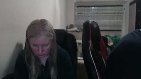 Snapshot of jenisandpeter chatting on 04-22-26, 05:47 JenisAndPeter online show from 04-22-26, 05:47