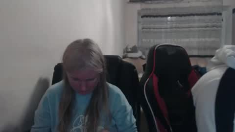 Snapshot of jenisandpeter chatting on 05-01-26, 06:01 JenisAndPeter online show from 05-01-26, 06:01