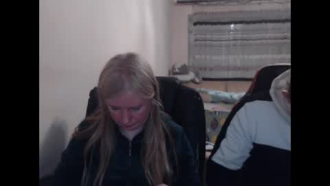 Snapshot of jenisandpeter chatting on 05-04-26, 06:37 JenisAndPeter online show from 05-04-26, 06:37