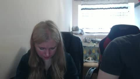 Snapshot of jenisandpeter chatting on 05-14-26, 07:37 JenisAndPeter online show from 05-14-26, 07:37