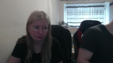 Snapshot of jenisandpeter chatting on 05-18-26, 04:18 JenisAndPeter online show from 05-18-26, 04:18