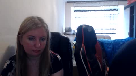 Snapshot of jenisandpeter chatting on 06-01-26, 06:15 JenisAndPeter online show from 06-01-26, 06:15