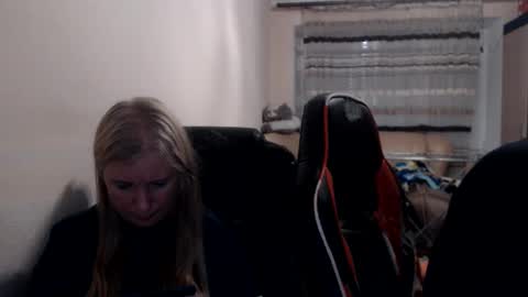 Snapshot of jenisandpeter chatting on 06-01-26, 06:20 JenisAndPeter online show from 06-01-26, 06:20
