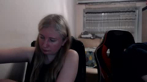Snapshot of jenisandpeter chatting on 06-13-26, 06:50 JenisAndPeter online show from 06-13-26, 06:50