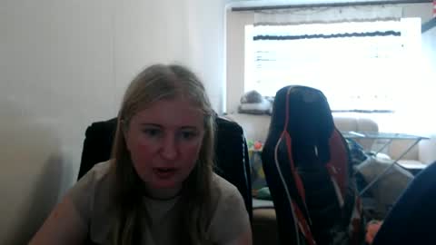 Snapshot of jenisandpeter chatting on 06-14-26, 04:09 JenisAndPeter online show from 06-14-26, 04:09