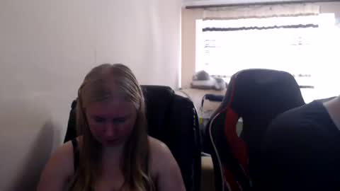 Snapshot of jenisandpeter chatting on 06-15-26, 05:15 JenisAndPeter online show from 06-15-26, 05:15