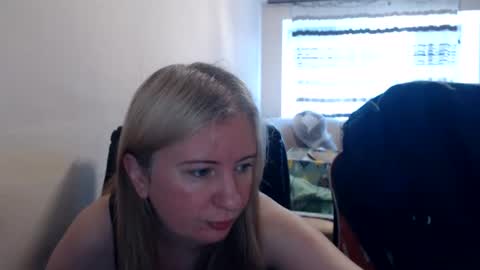Snapshot of jenisandpeter chatting on 06-18-26, 06:02 JenisAndPeter online show from 06-18-26, 06:02