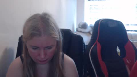 Snapshot of jenisandpeter chatting on 06-20-26, 05:43 JenisAndPeter online show from 06-20-26, 05:43
