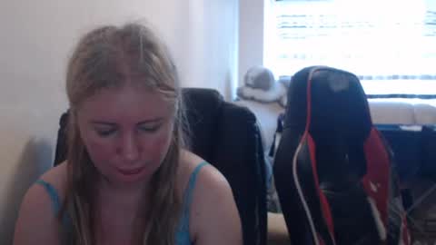 Snapshot of jenisandpeter chatting on 06-22-26, 04:53 JenisAndPeter online show from 06-22-26, 04:53