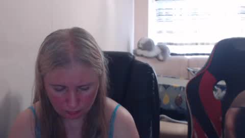 Snapshot of jenisandpeter chatting on 06-22-26, 04:59 JenisAndPeter online show from 06-22-26, 04:59