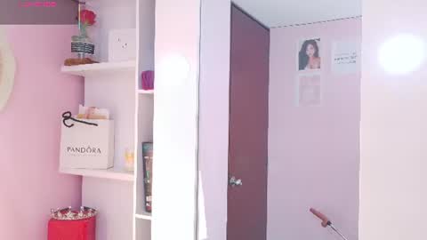 Snapshot of jenner_mills chatting on 06-21-26, 10:01 Jenner online show from 06-21-26, 10:01