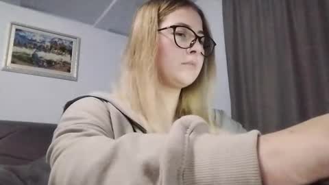 Snapshot of jenni_kristal chatting on 12-15-25, 08:57 Nicol online show from 12-15-25, 08:57