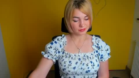 Snapshot of jennifer_cuttie chatting on 07-23-26, 12:25 Jennifer online show from 07-23-26, 12:25