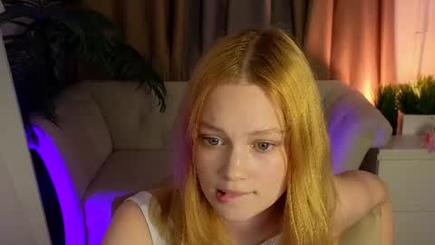 Snapshot of jennifer_shy_ chatting on 06-21-26, 09:45 Jennifer online show from 06-21-26, 09:45