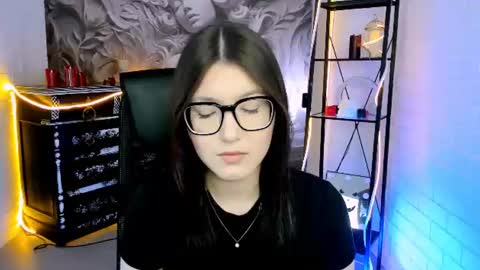 Snapshot of jennygibson chatting on 06-16-26, 05:10 JENNY online show from 06-16-26, 05:10
