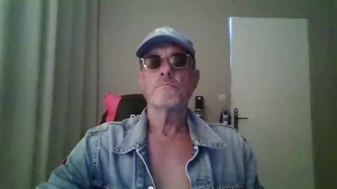 Snapshot of jerflor chatting on 11-17-25, 12:22 jerflor online show from 11-17-25, 12:22