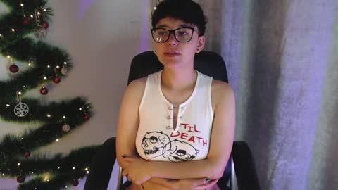 Snapshot of jero_harper1 chatting on 12-15-24, 01:43 jero harper1 online show from 12-15-24, 01:43