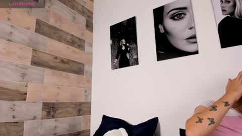 JESSI AND NAOMI online show from 12-30-24, 01:04