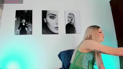 Snapshot of jessicameron chatting on 01-25-25, 03:51 JESSI AND NAOMI online show from 01-25-25, 03:51