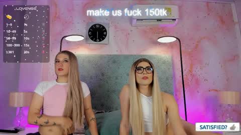 Snapshot of jessicameron chatting on 09-12-25, 12:44 JESSI AND NAOMI online show from 09-12-25, 12:44