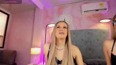 Snapshot of jessicameron chatting on 09-16-25, 09:16 JESSI AND NAOMI online show from 09-16-25, 09:16