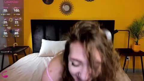 Snapshot of jessie_curlyy chatting on 03-08-25, 04:23 Jessie online show from 03-08-25, 04:23