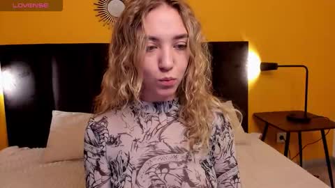Snapshot of jessie_curlyy chatting on 10-18-25, 01:41 Jessie online show from 10-18-25, 01:41