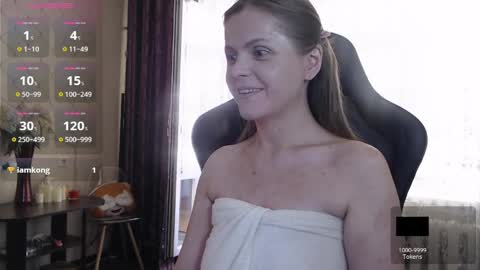 Snapshot of jessiemays chatting on 06-06-26, 01:49 Jess online show from 06-06-26, 01:49