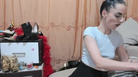 Snapshot of jessylonghair chatting on 06-18-26, 11:20 Jessylonghair online show from 06-18-26, 11:20