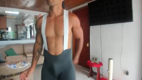 Snapshot of jhonnyxxfitnexx chatting on 05-05-26, 06:38 jh online show from 05-05-26, 06:38