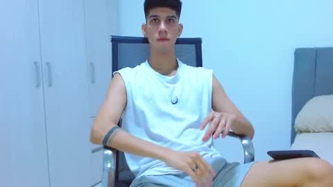 Snapshot of jhony_sex3 chatting on 10-16-25, 05:19 jhony_sex3 online show from 10-16-25, 05:19