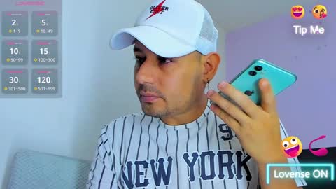 Snapshot of jhonyalzate chatting on 12-23-24, 04:01 Jhony Alzate online show from 12-23-24, 04:01