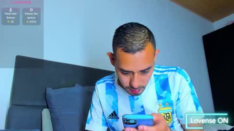 Snapshot of jhonyalzate chatting on 11-16-25, 12:16 Jhony Alzate online show from 11-16-25, 12:16