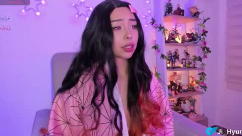 Snapshot of ji_hyun chatting on 11-26-25, 12:33 Ji online show from 11-26-25, 12:33