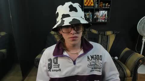 Snapshot of jinnbook chatting on 01-17-25, 06:47 JinnBook online show from 01-17-25, 06:47