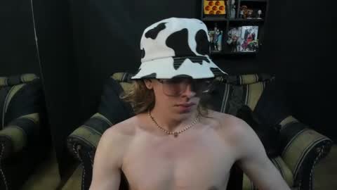 Snapshot of jinnbook chatting on 02-26-25, 05:53 JinnBook online show from 02-26-25, 05:53