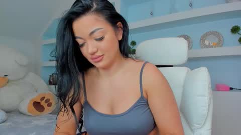 Snapshot of jisselle chatting on 10-15-25, 08:03 Juliee online show from 10-15-25, 08:03