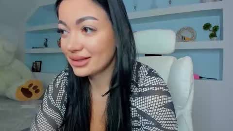 Snapshot of jisselle chatting on 11-17-25, 05:19 Juliee online show from 11-17-25, 05:19