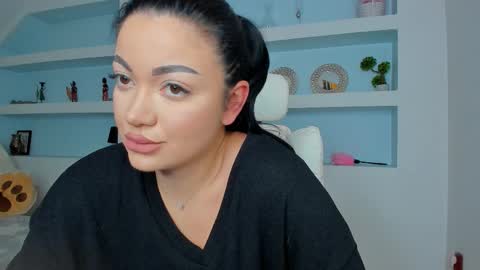 Snapshot of jisselle chatting on 11-27-25, 08:22 Juliee online show from 11-27-25, 08:22