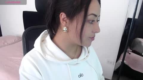 Snapshot of jjulietha95 chatting on 09-28-25, 02:33 Julieta online show from 09-28-25, 02:33