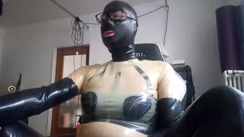 Snapshot of joanesxfree chatting on 12-06-24, 01:00 The sweetest toy online show from 12-06-24, 01:00